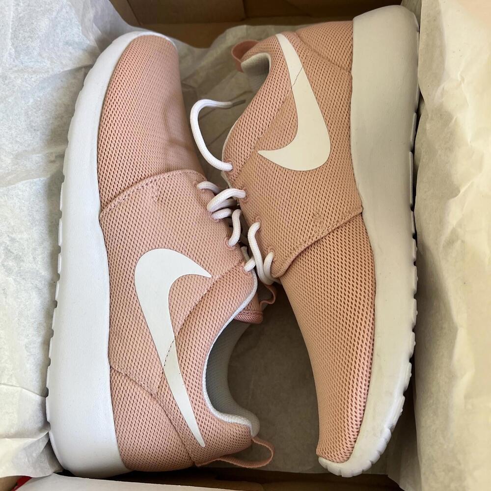 Nike Women's Roshe One Coral Stardust / White Running Shoes 844994-603 SIZE 9 - Picture 4 of 5